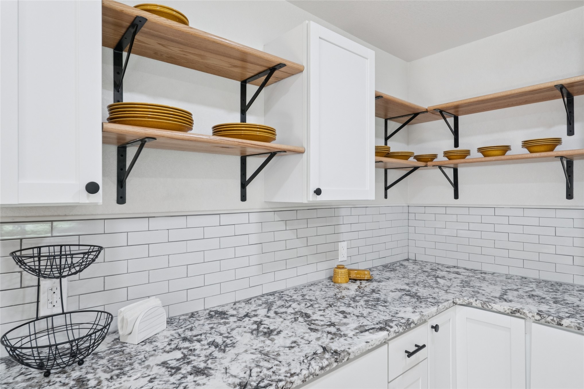 512 W Dallas Street Property Photo 7