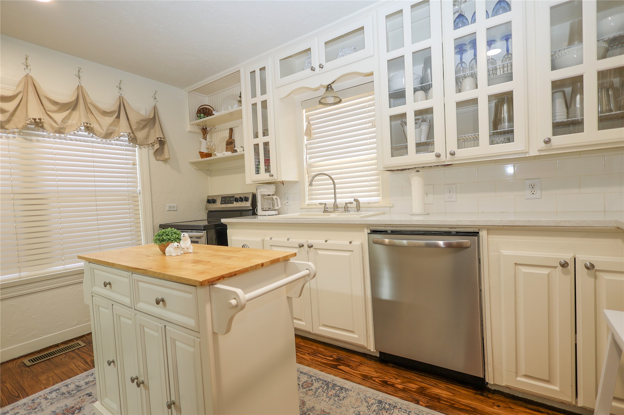 1134 Division Property Photo 10