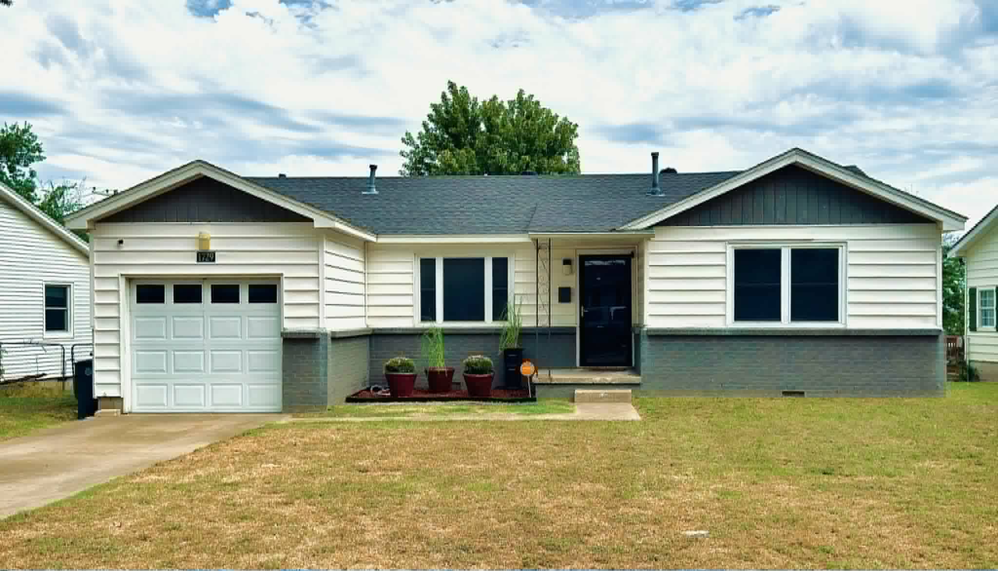 1729 S Maplewood Avenue Property Photo 1