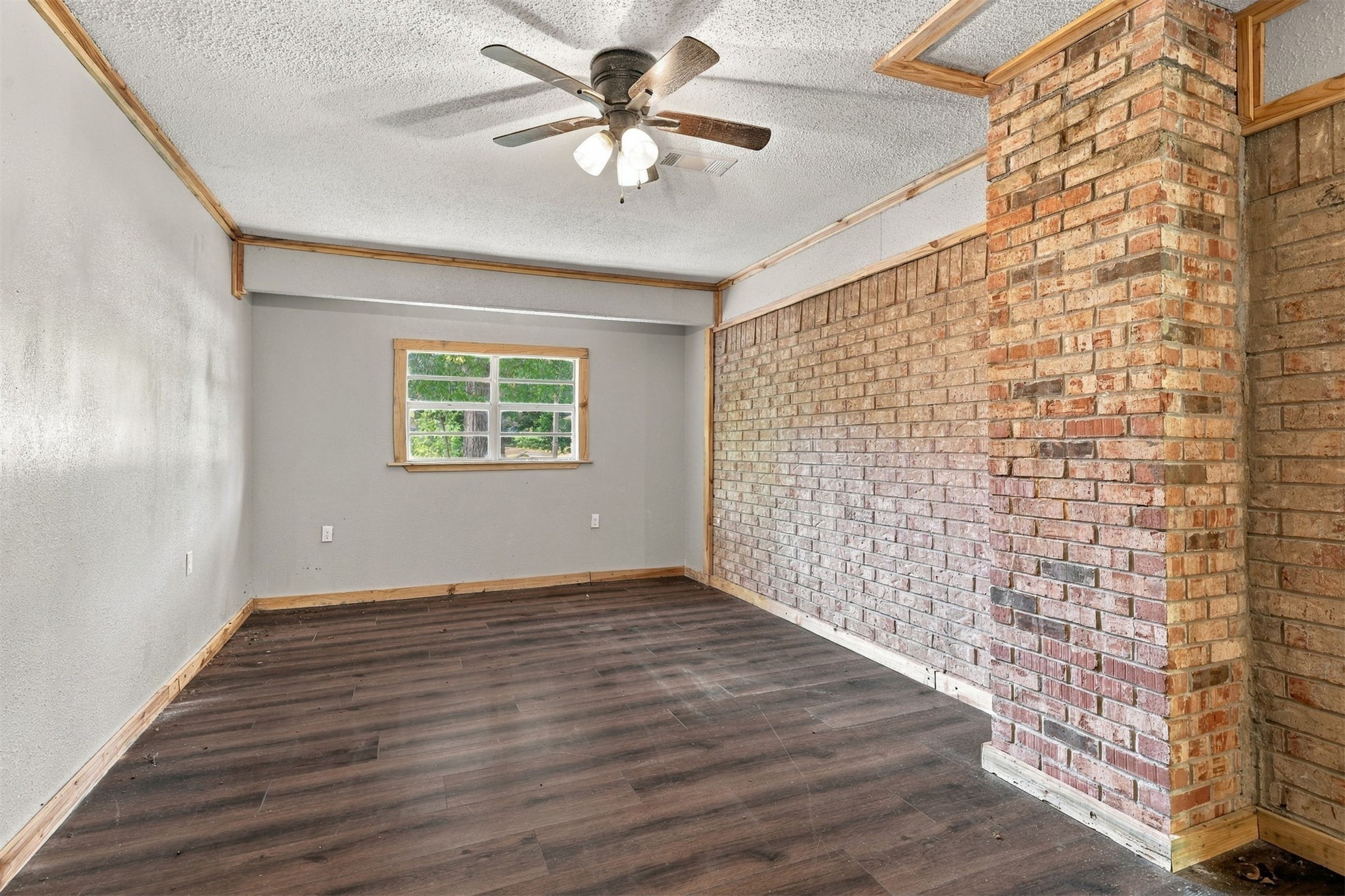 110 N Brackett Property Photo 5