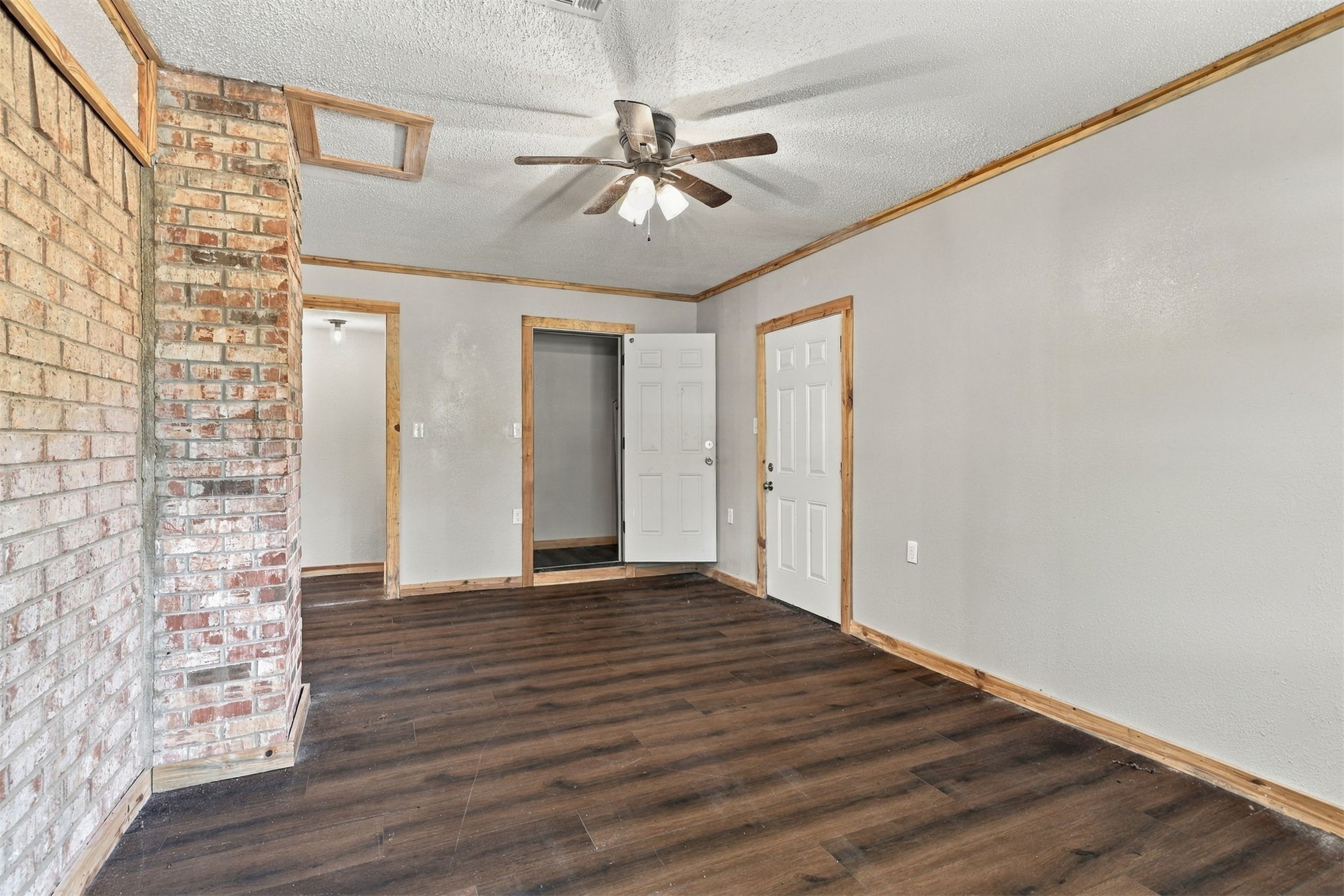 110 N Brackett Property Photo 6