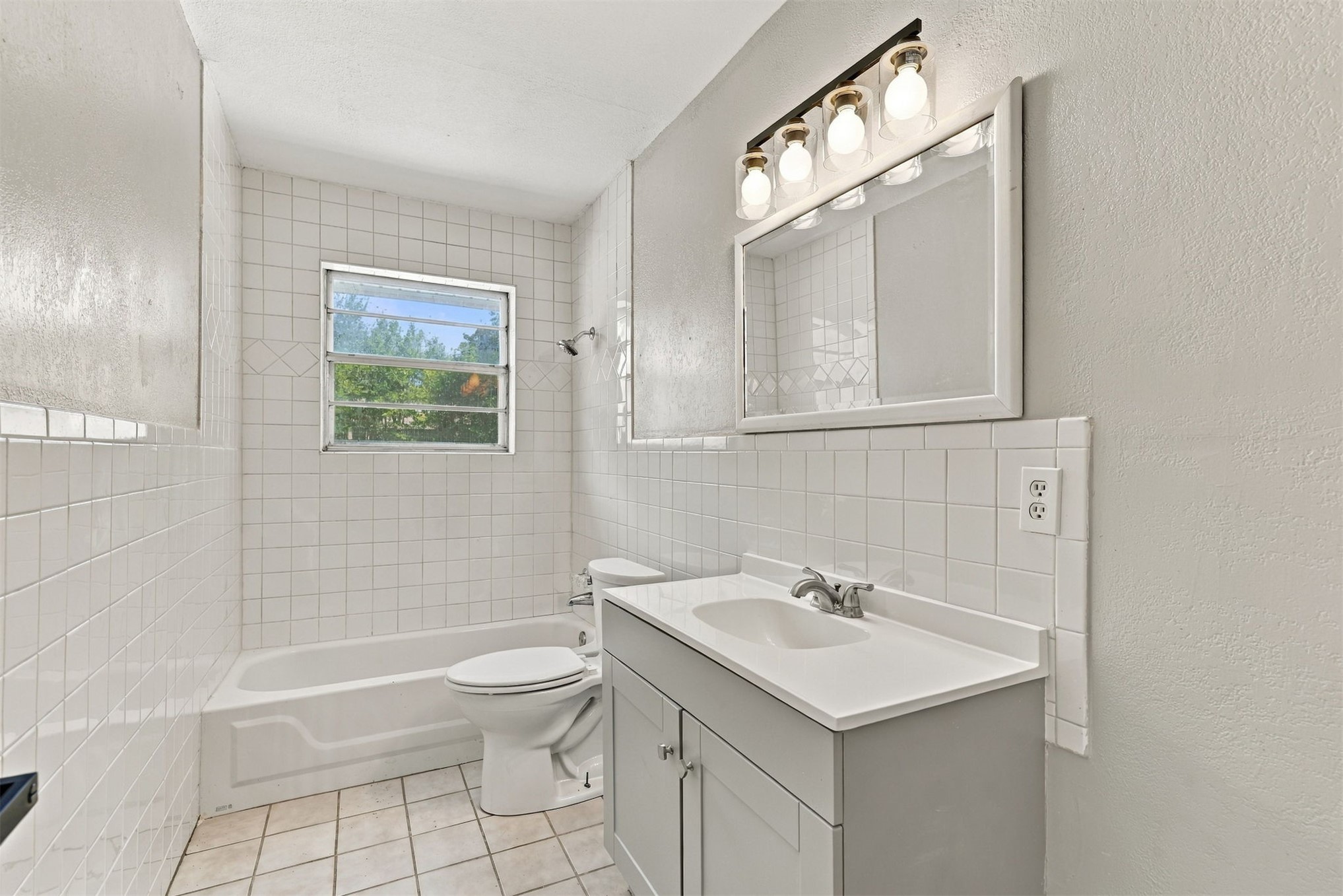 110 N Brackett Property Photo 10