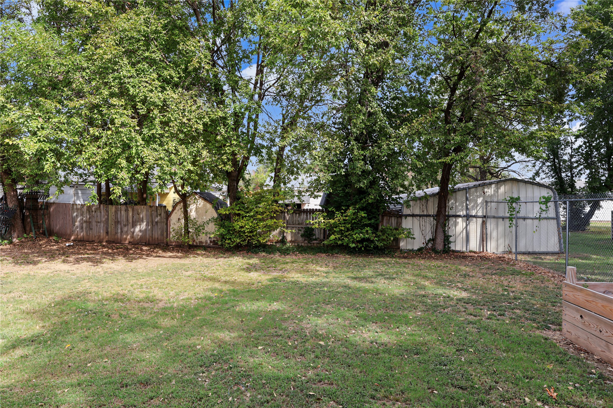 208 E 3rd Street Property Photo 4