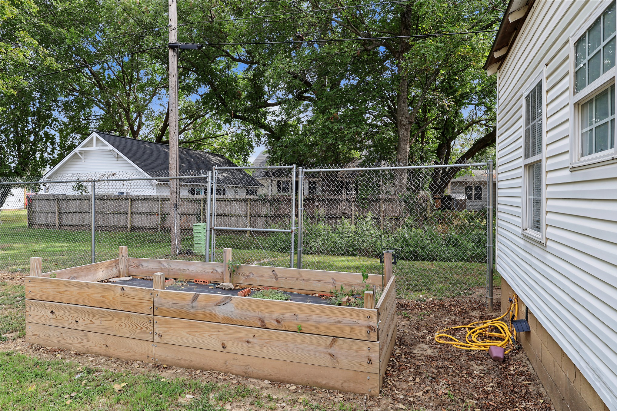208 E 3rd Street Property Photo 5
