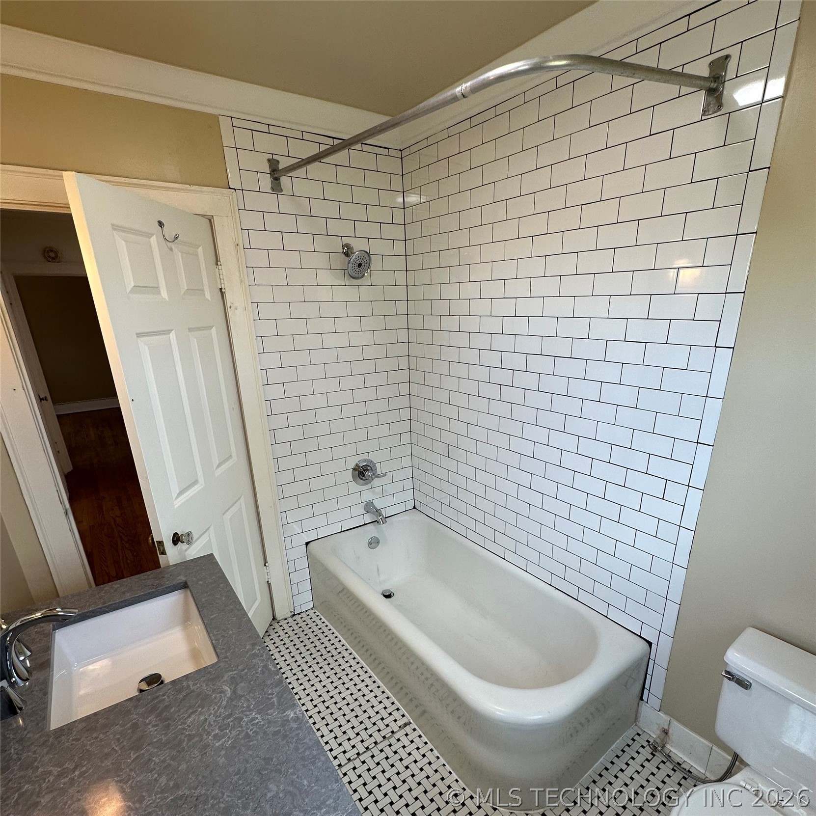 2203 E 18th Street B Property Photo 13