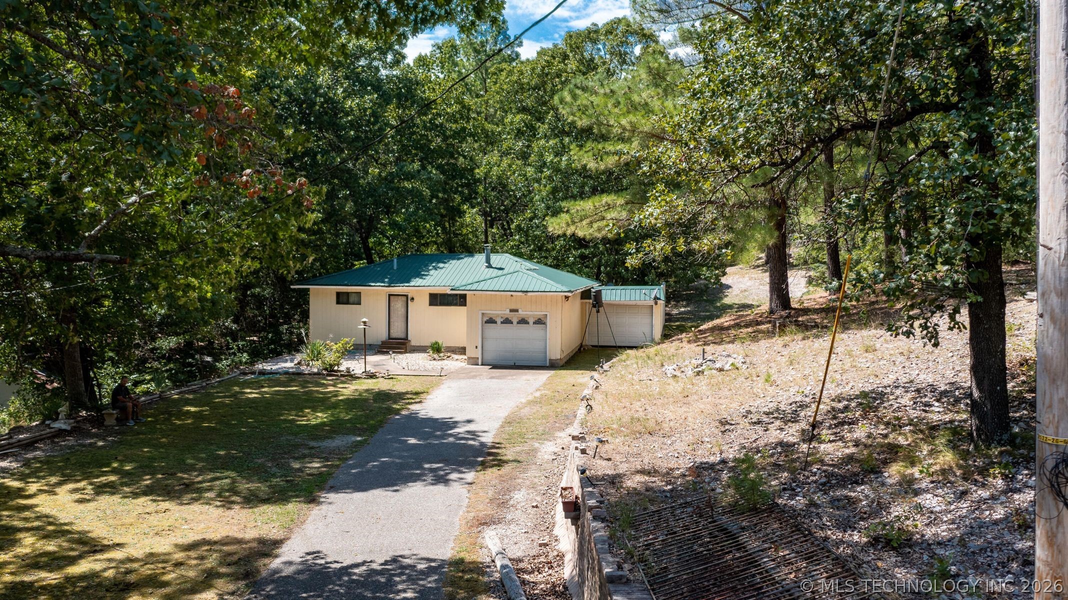 100 Skyline Drive Property Photo 1