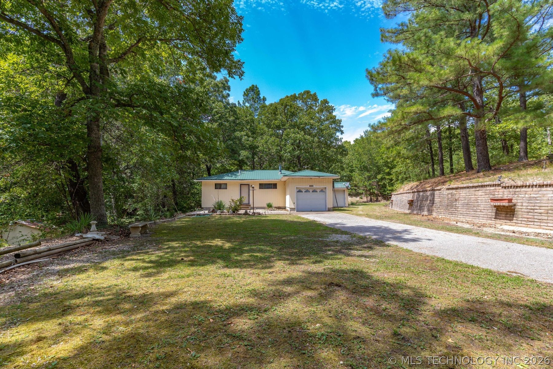 100 Skyline Drive Property Photo 3