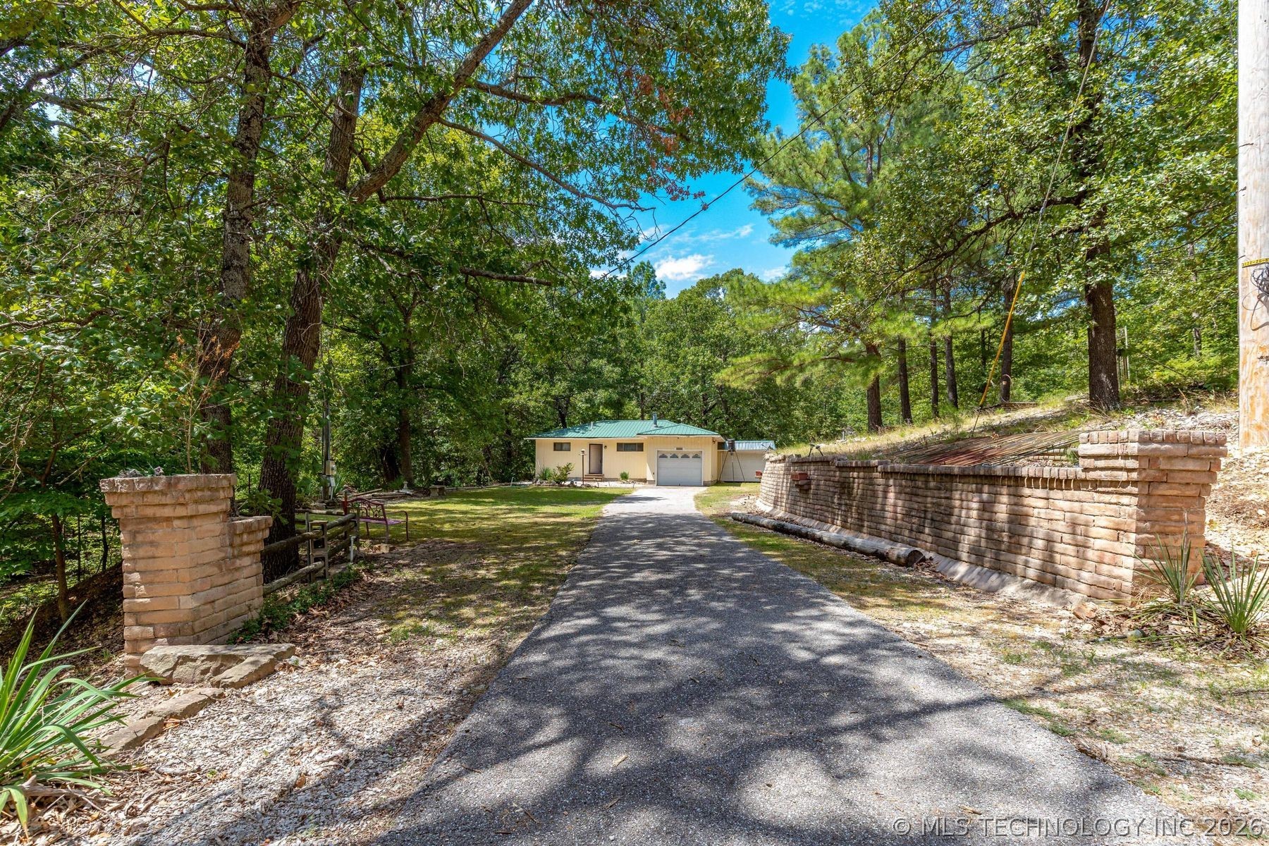 100 Skyline Drive Property Photo 4