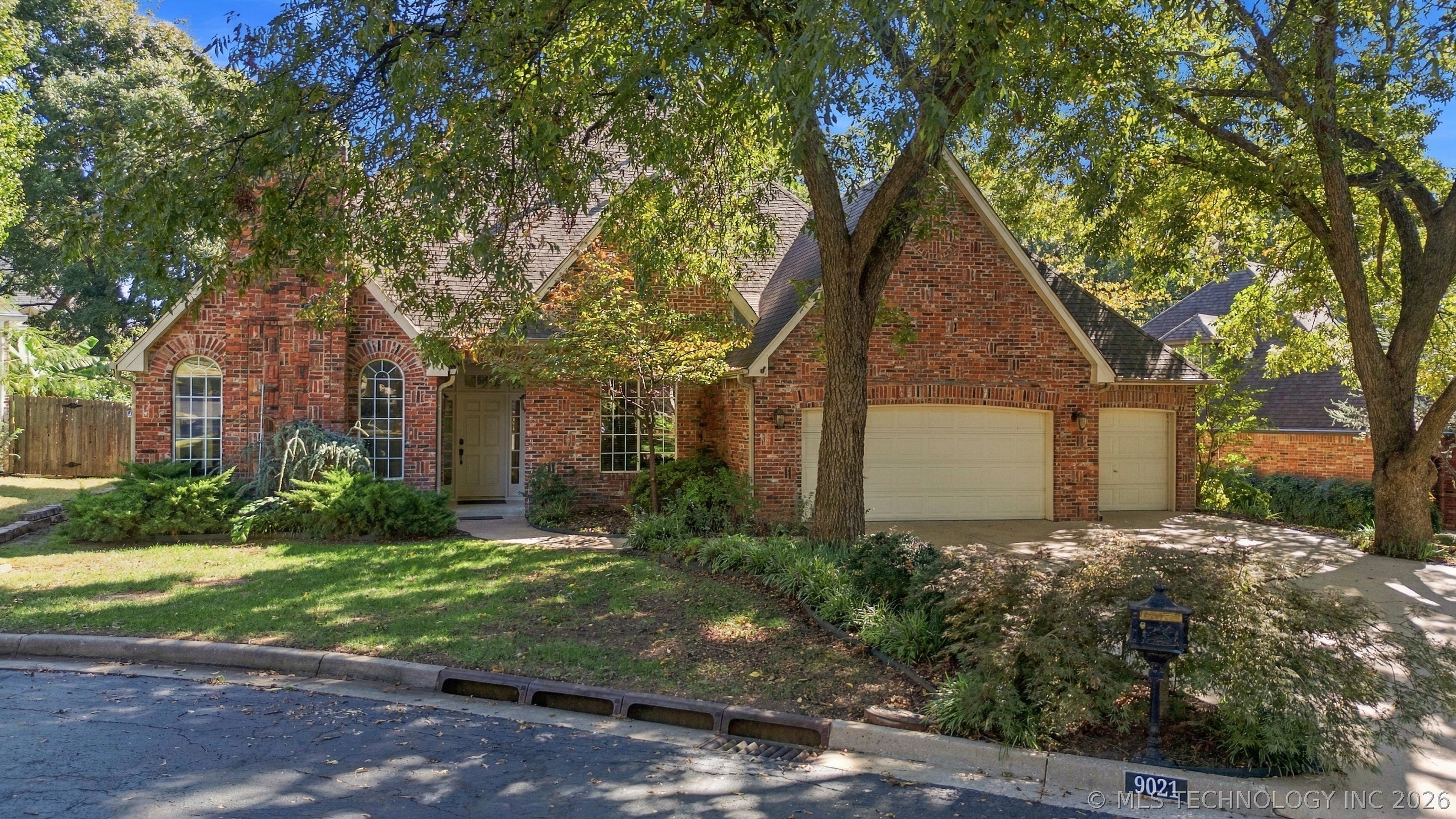 9021 S Maplewood Avenue Property Photo 1