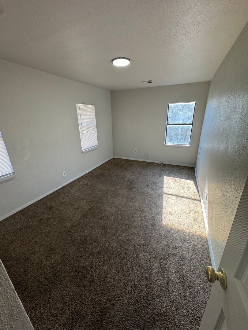 109 E Ne Property Photo 8