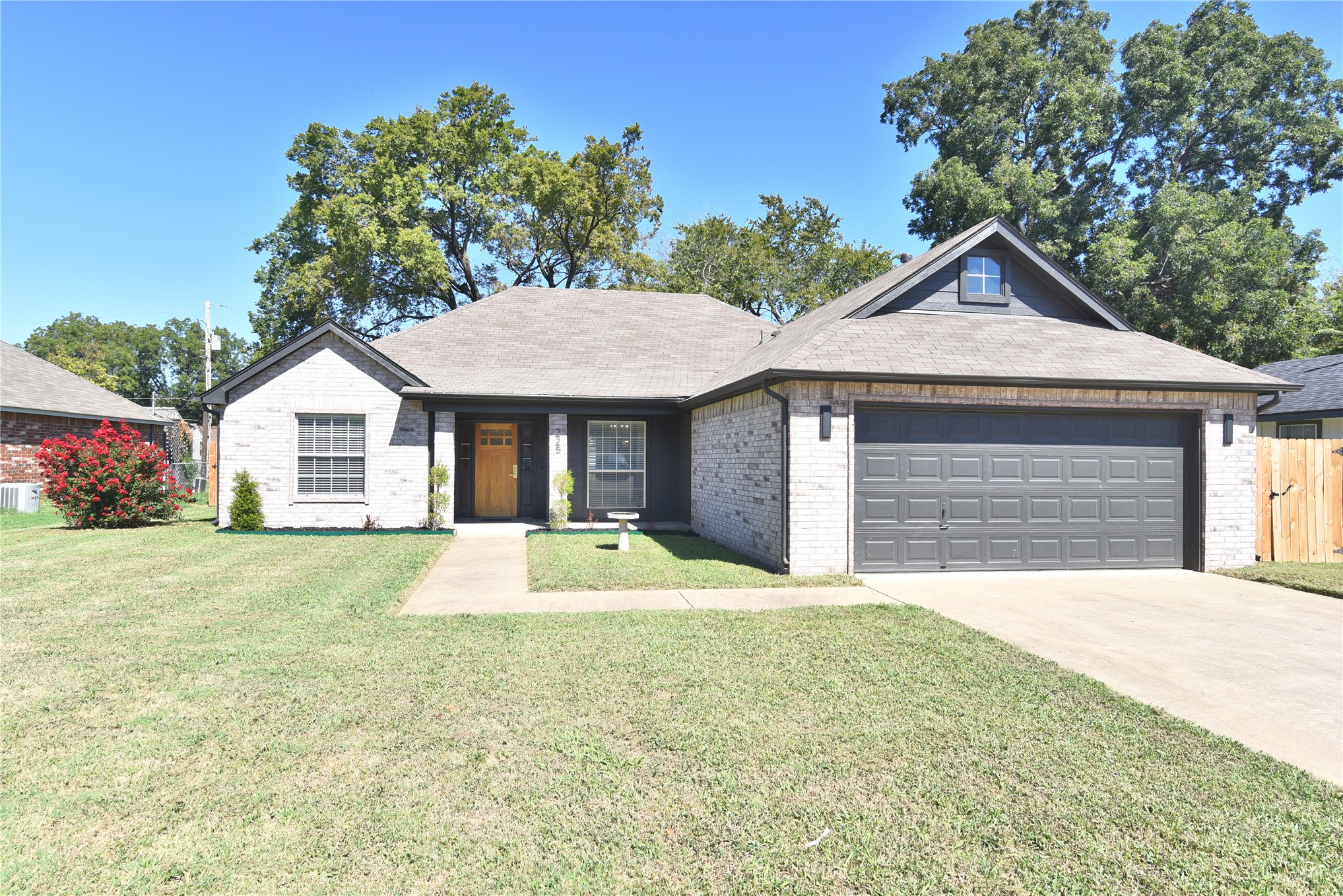 225 E Seminole Place Property Photo 1