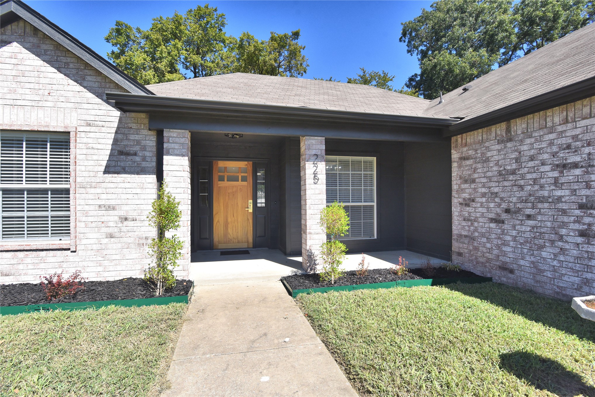 225 E Seminole Place Property Photo 2
