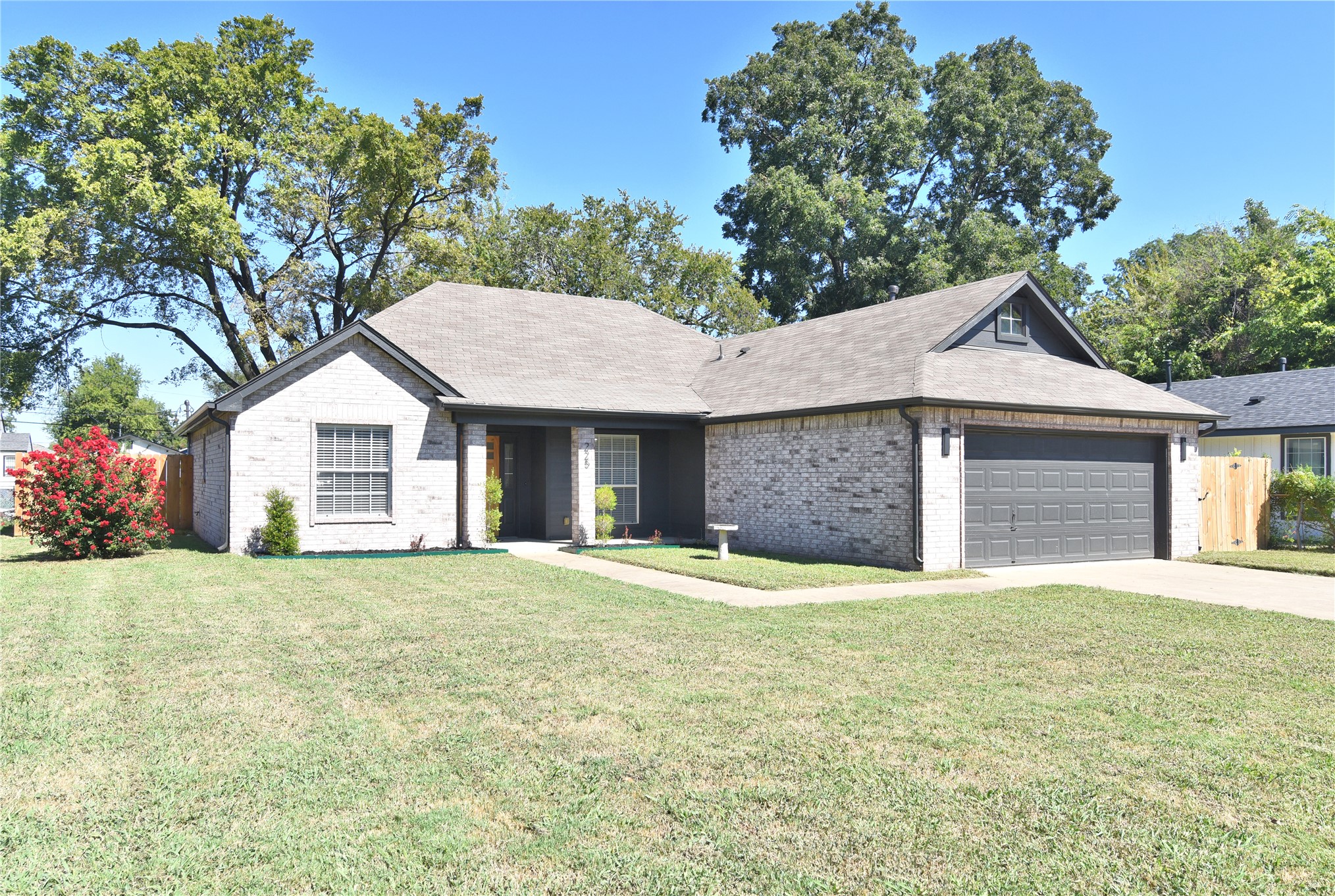 225 E Seminole Place Property Photo 3