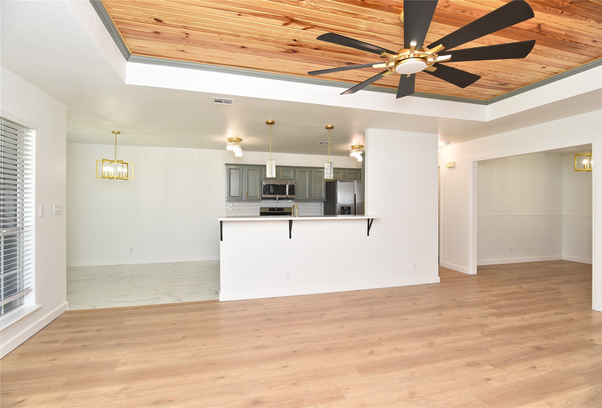 225 E Seminole Place Property Photo 5