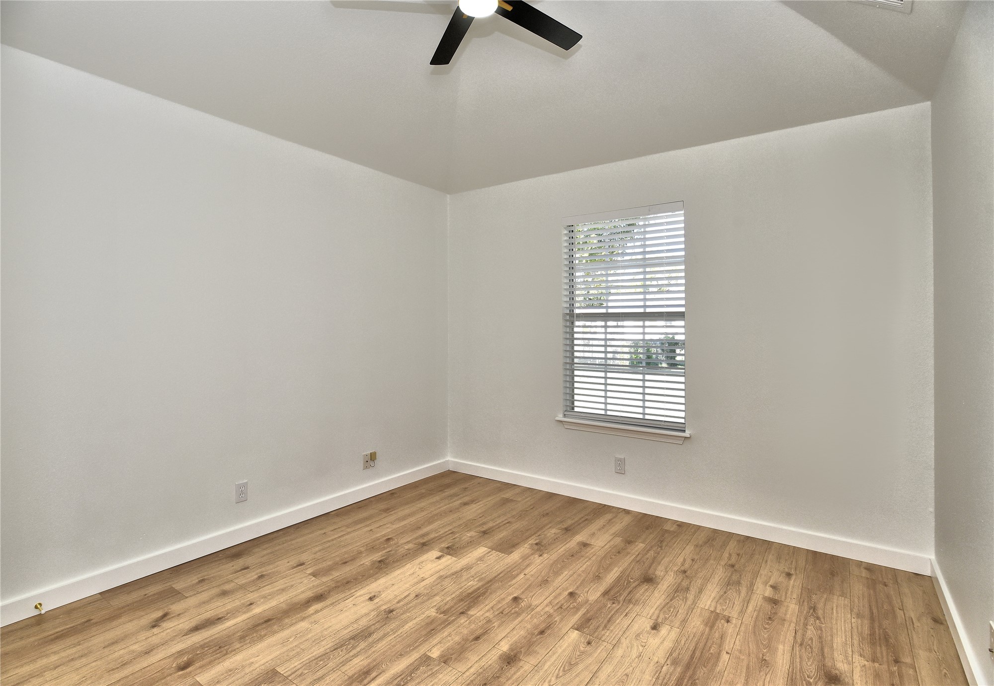 225 E Seminole Place Property Photo 20