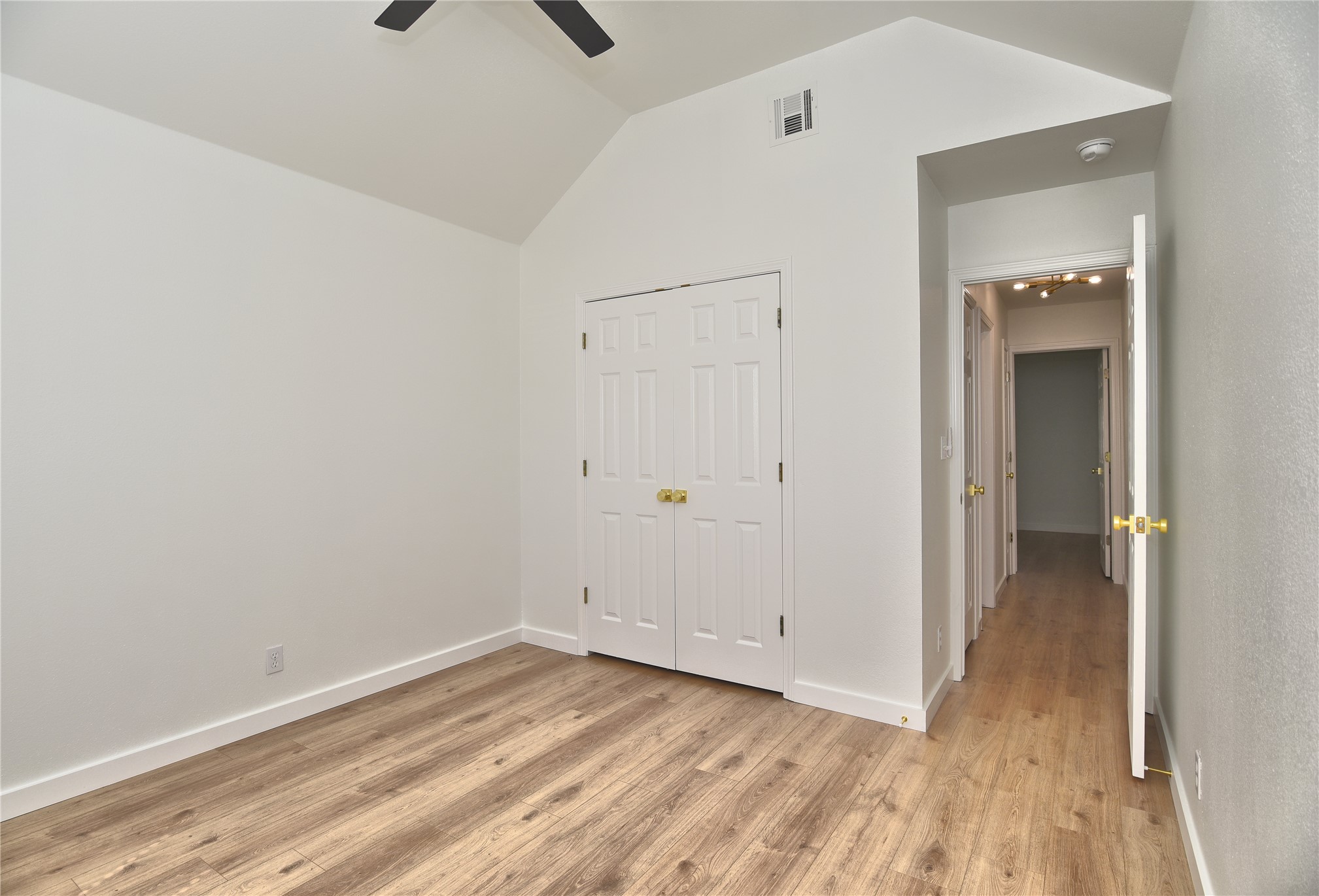 225 E Seminole Place Property Photo 24