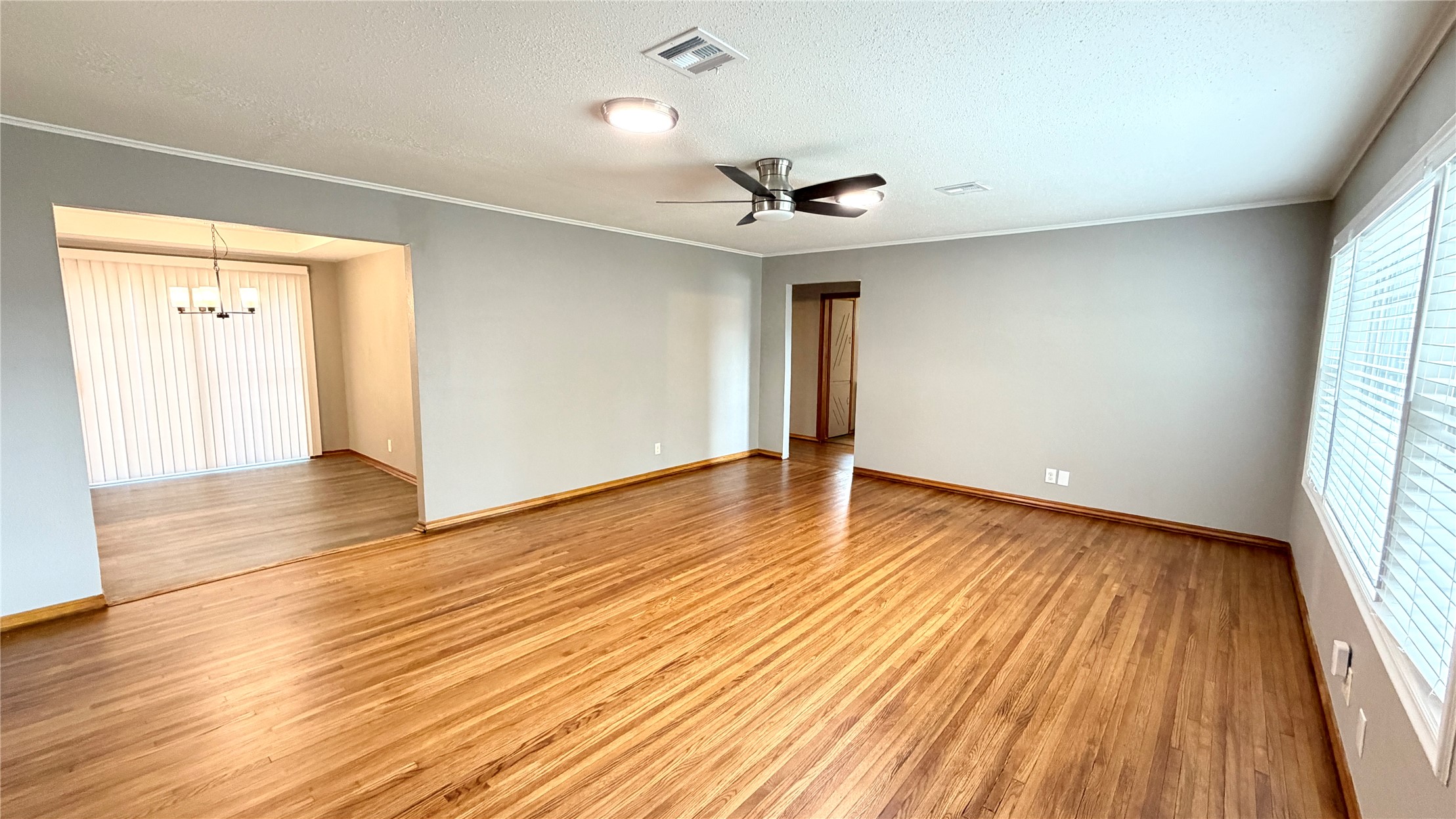 5007 S Quincy Avenue Property Photo 2