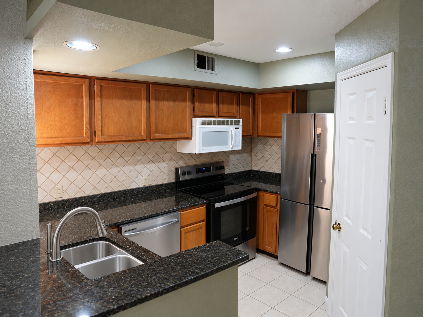 6639 S Victor Avenue Gf207 Property Photo 4