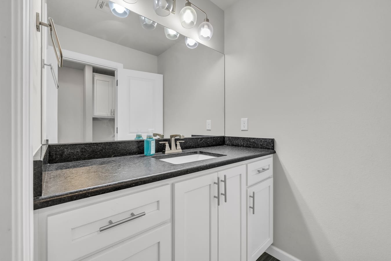 12213 S Fulton Avenue Property Photo 52
