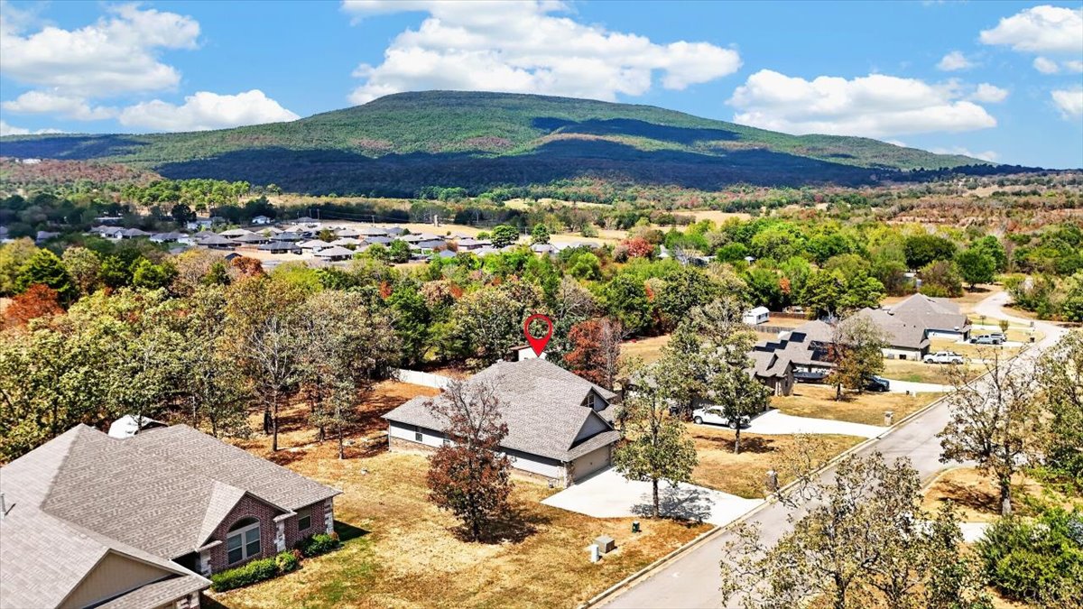 301 Eagle Crest Property Photo 3