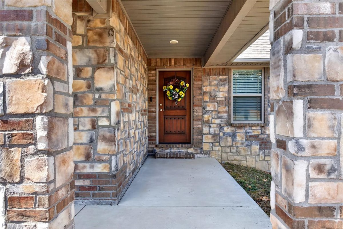 301 Eagle Crest Property Photo 5