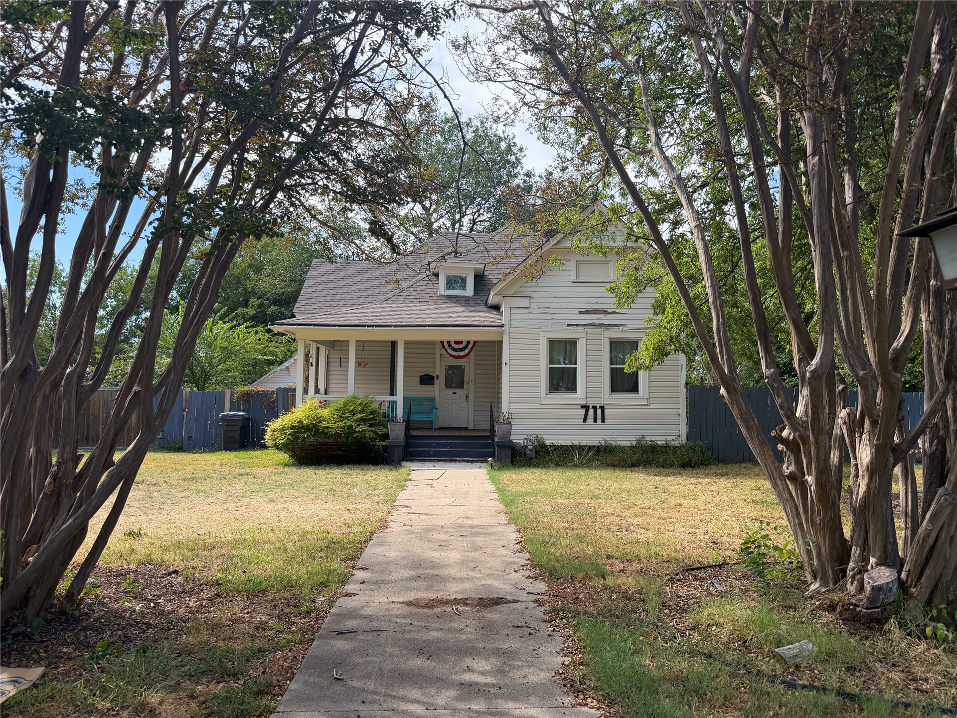 711 Nw D Street Property Photo 1