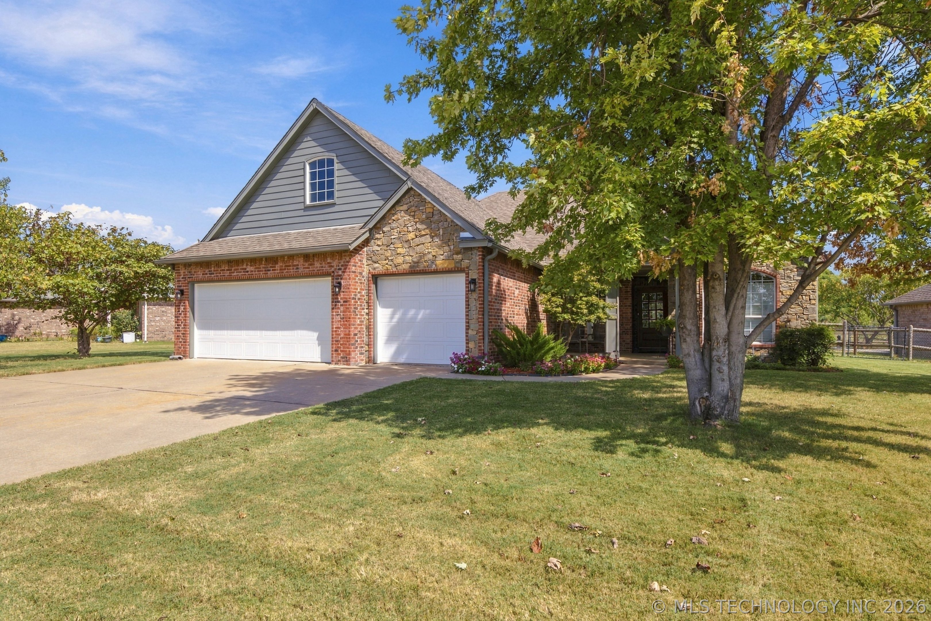 26585 Columbia Crest Drive Property Photo 2