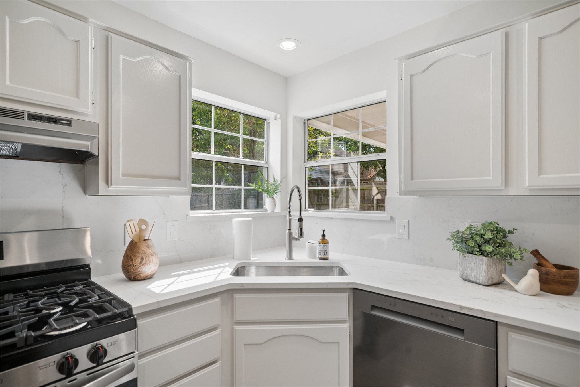 9226 S Fulton Avenue Property Photo 15