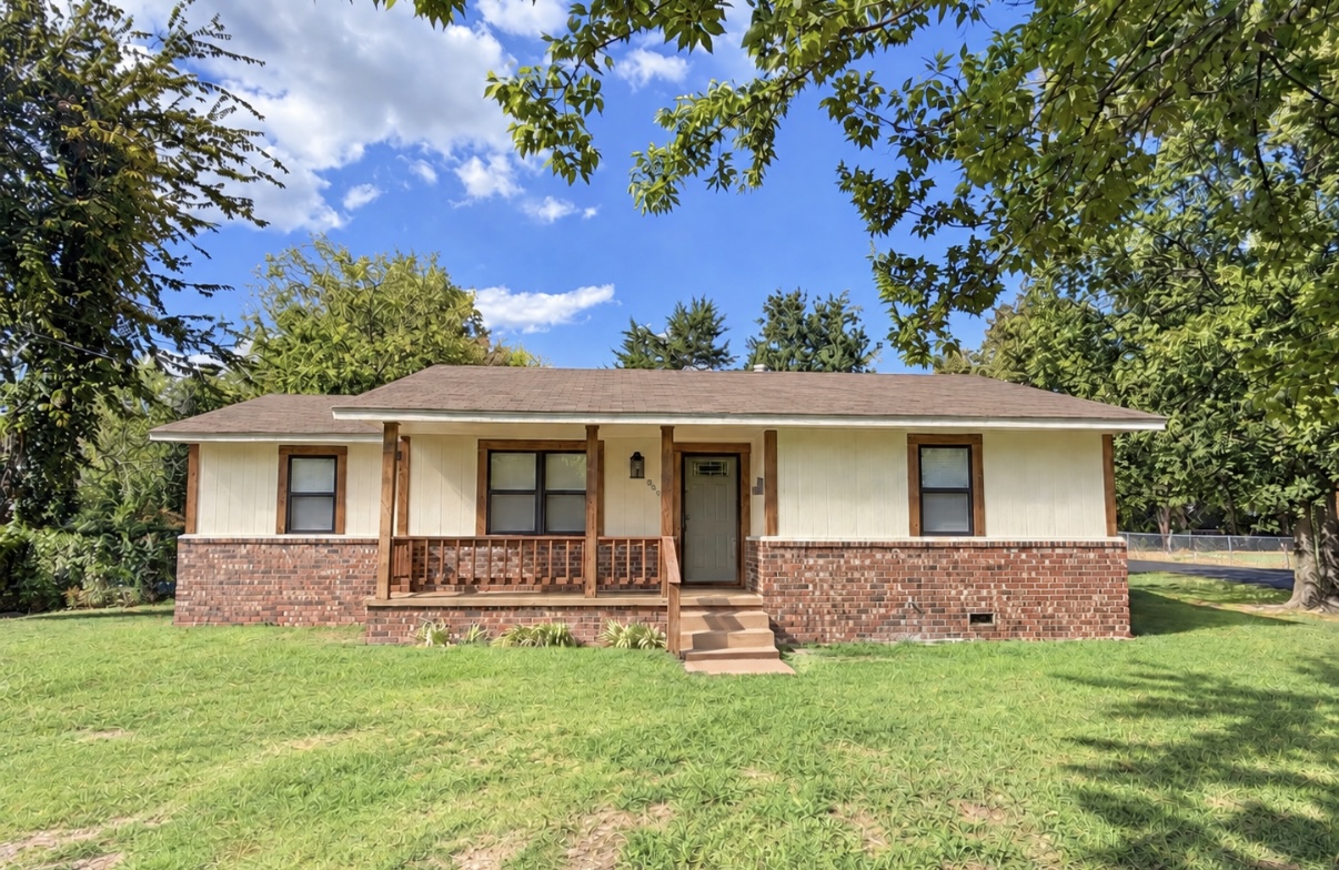 809 E Boone Property Photo 1