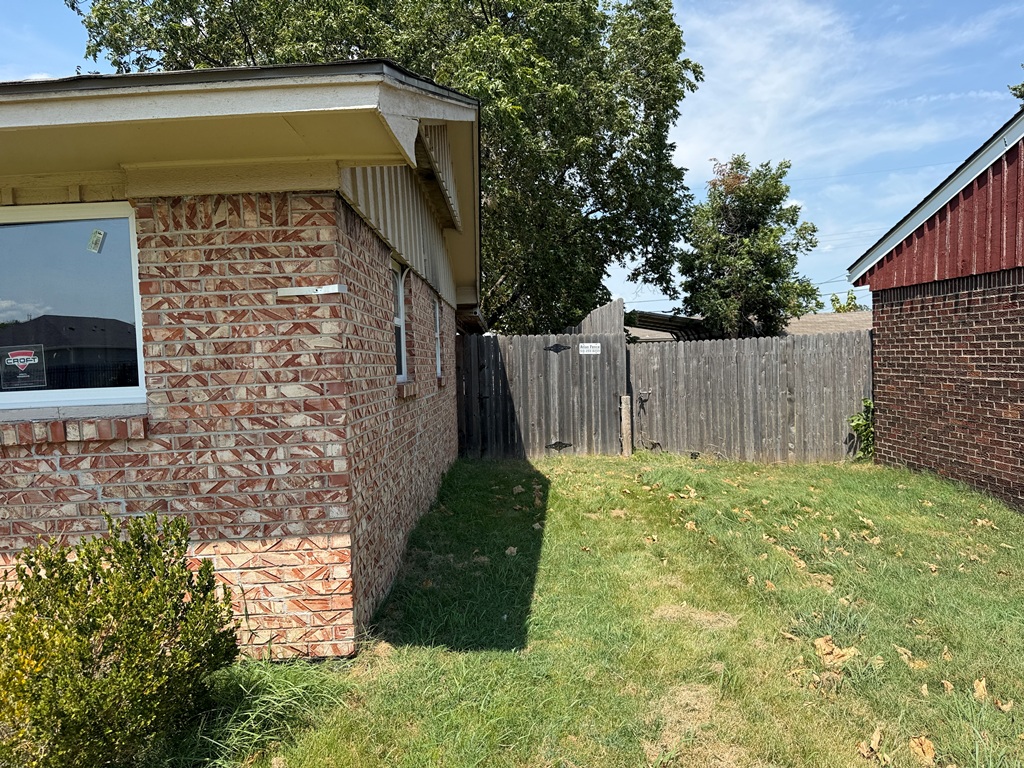 8809 E 2nd Street Property Photo 4