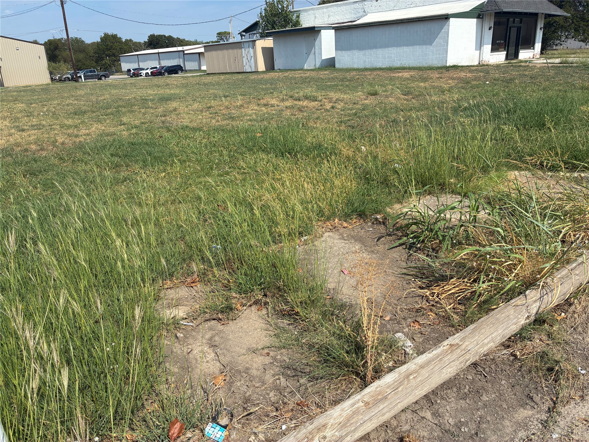 911 W Main Property Photo 3