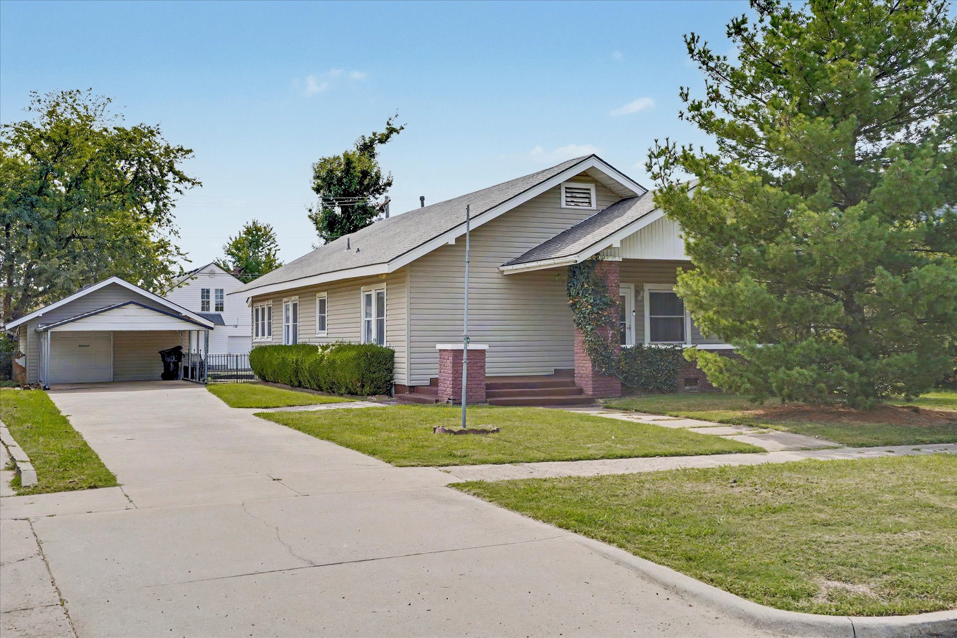 419 E 5th Street Property Photo 2