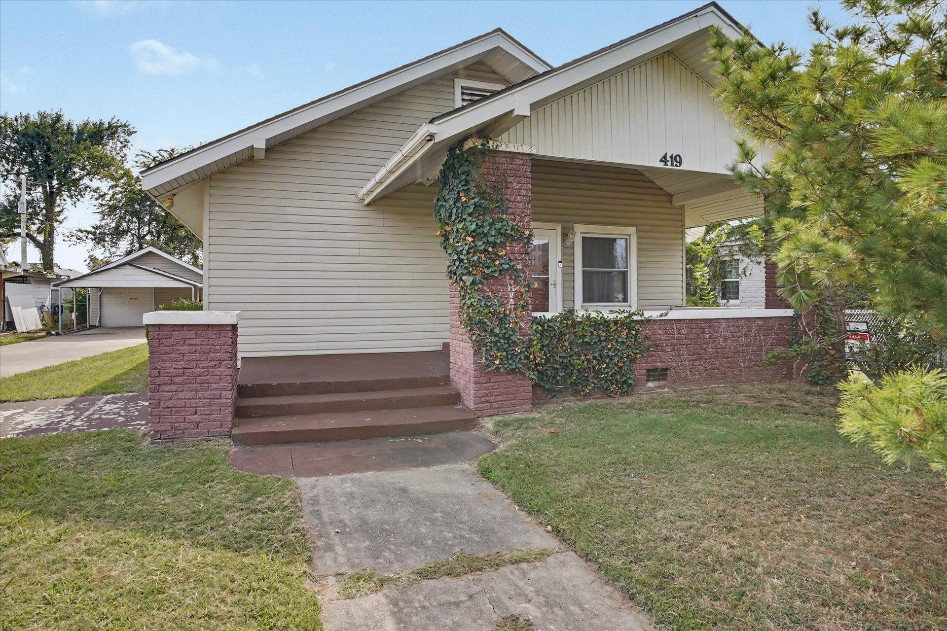 419 E 5th Street Property Photo 3