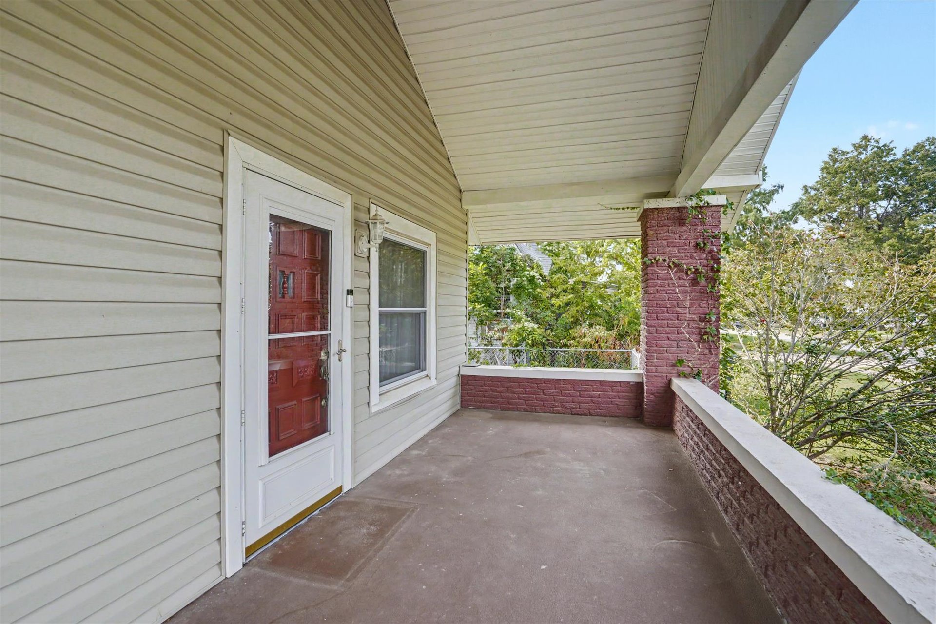 419 E 5th Street Property Photo 4
