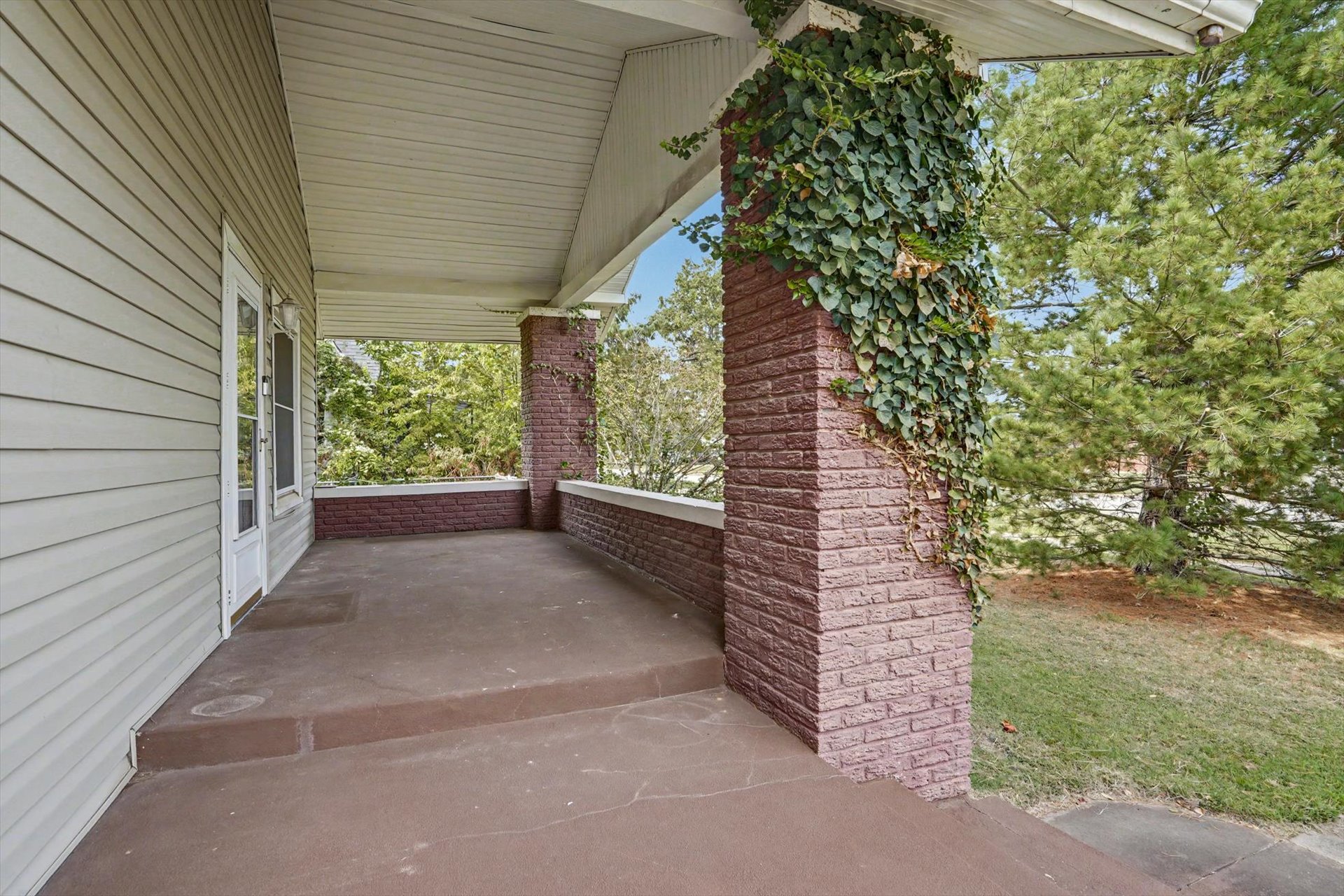 419 E 5th Street Property Photo 5