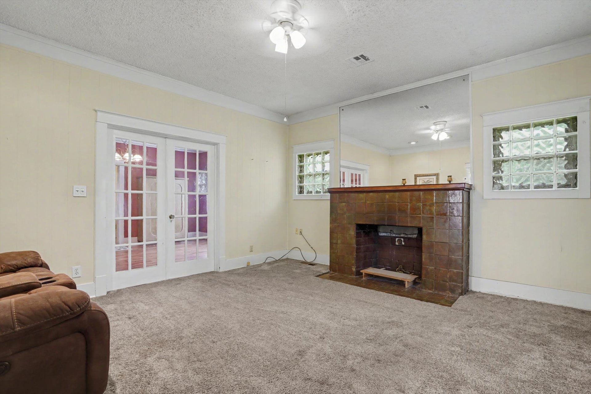 419 E 5th Street Property Photo 7