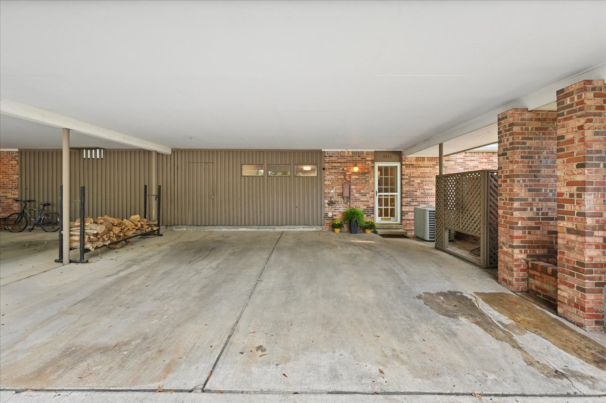 2112 E 59th Street B6 Property Photo 5