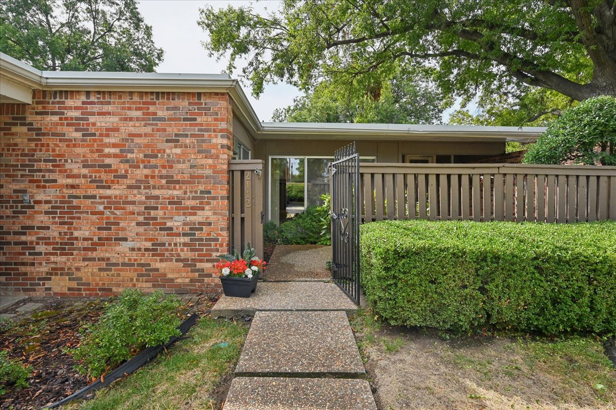 2112 E 59th Street B6 Property Photo 9