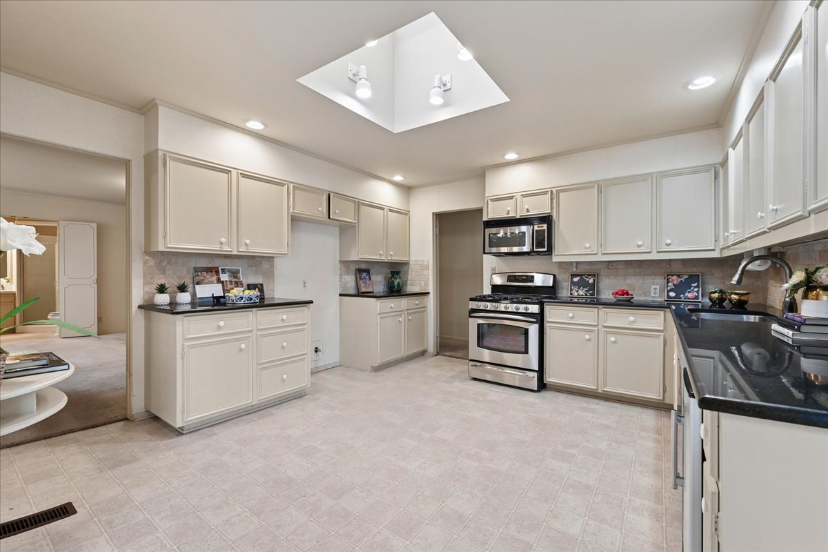 2112 E 59th Street B6 Property Photo 29