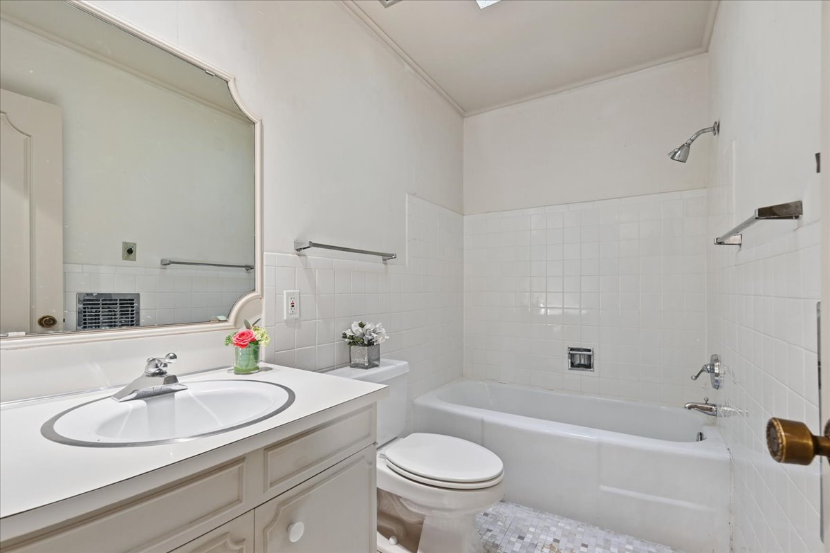 2112 E 59th Street B6 Property Photo 44
