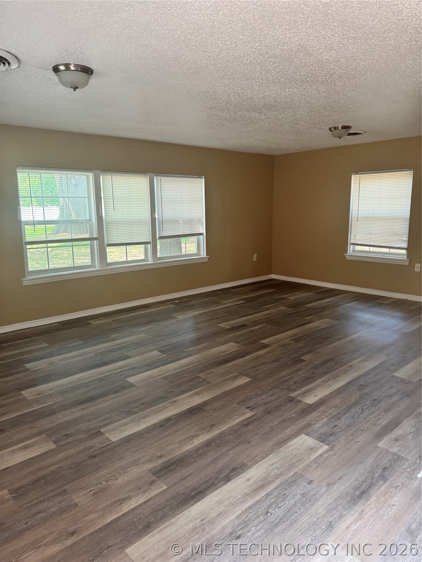 2623 E 55th Place Property Photo 3