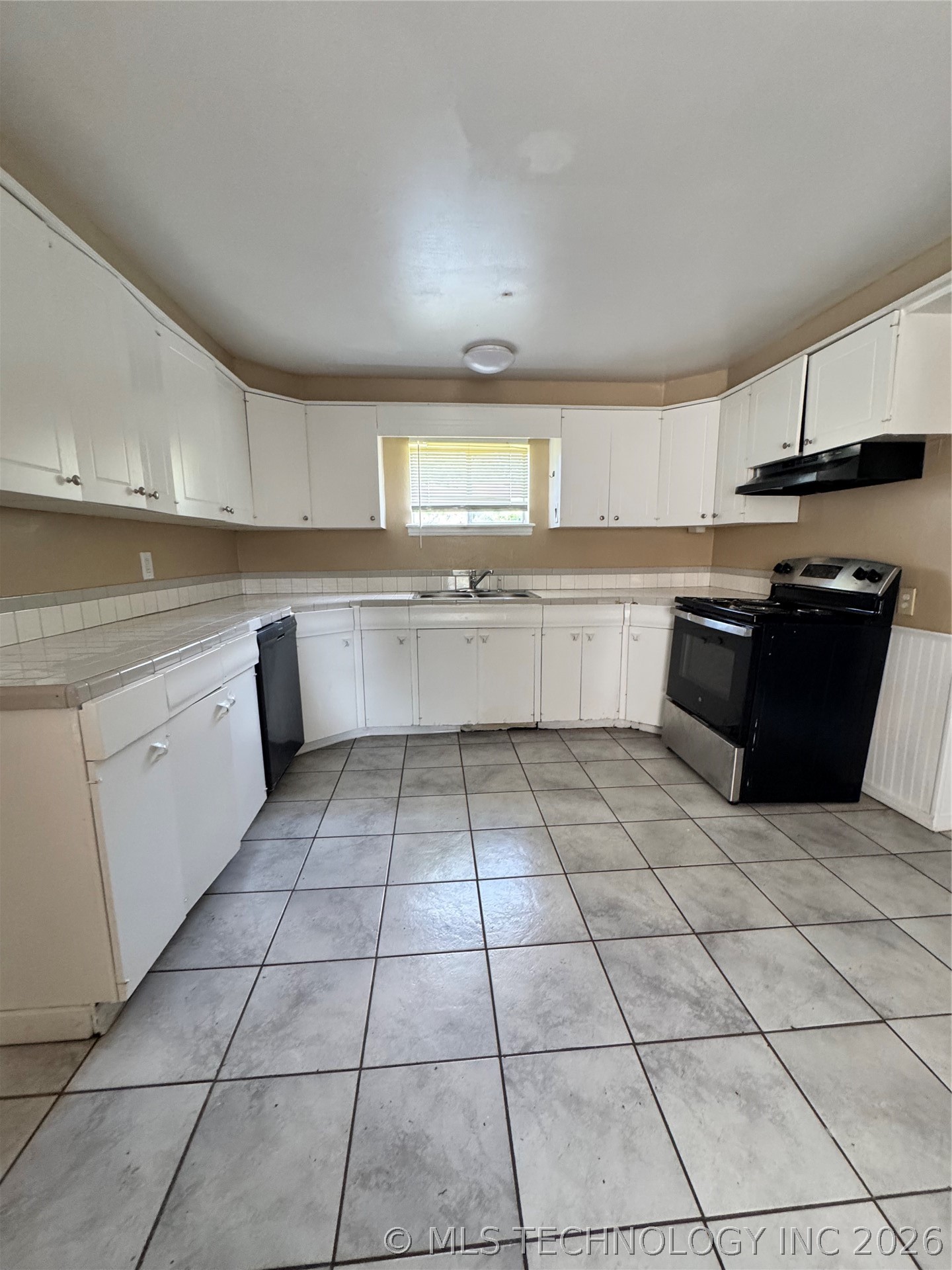 2623 E 55th Place Property Photo 4