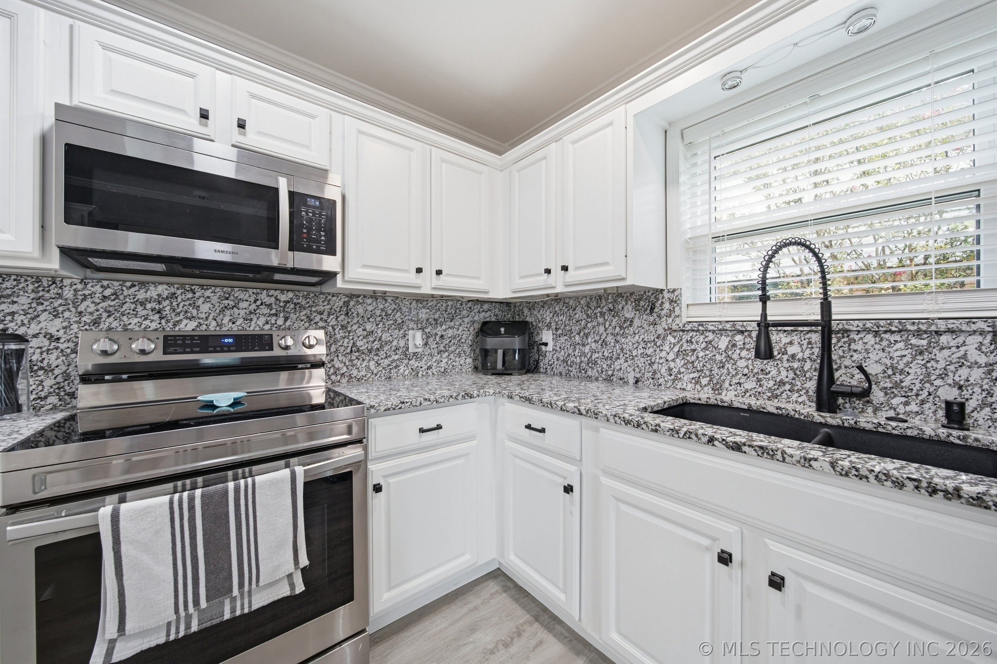 305 N Wortman Place Property Photo 12