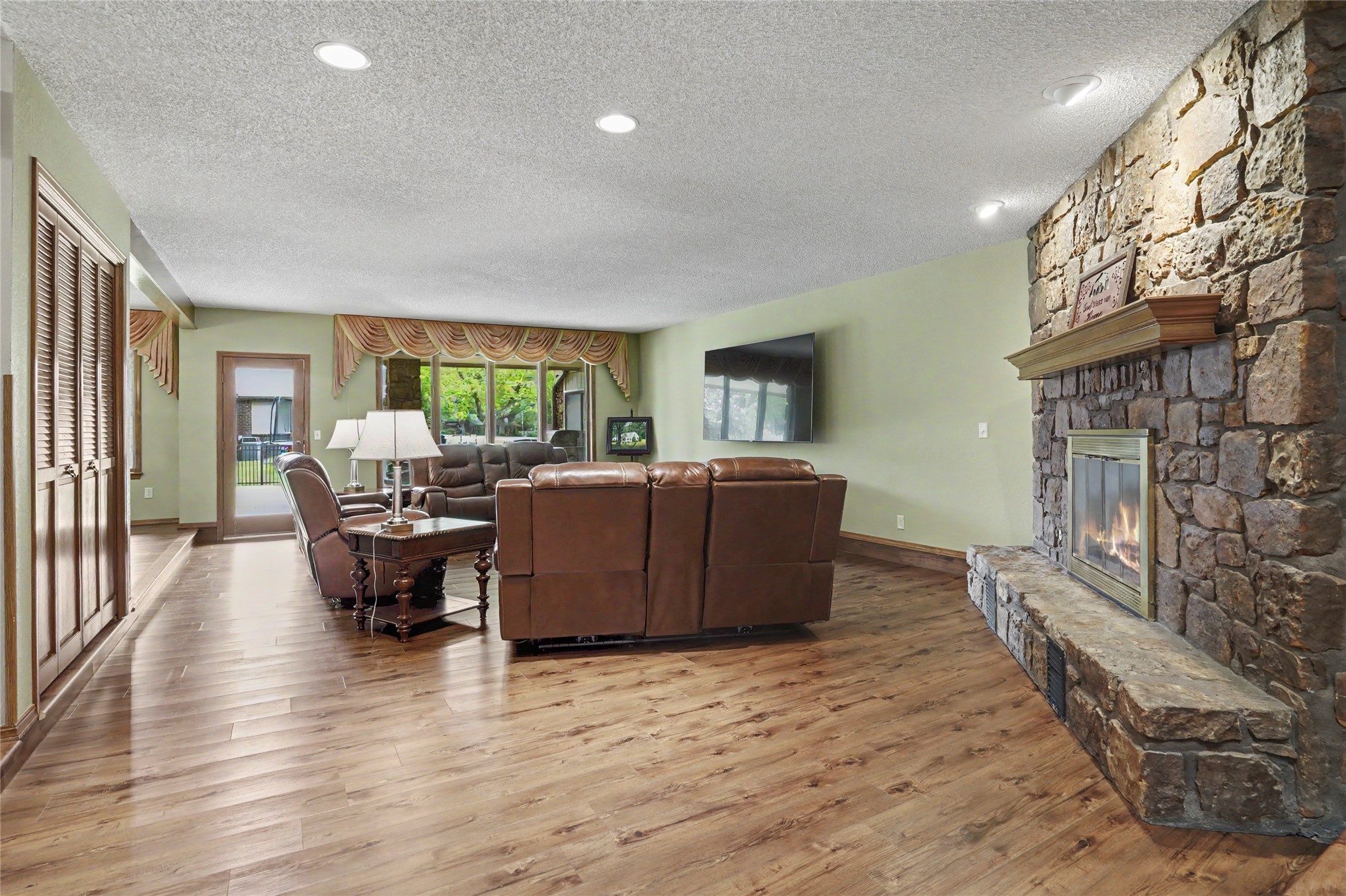 8401 Fairway Place Property Photo 5