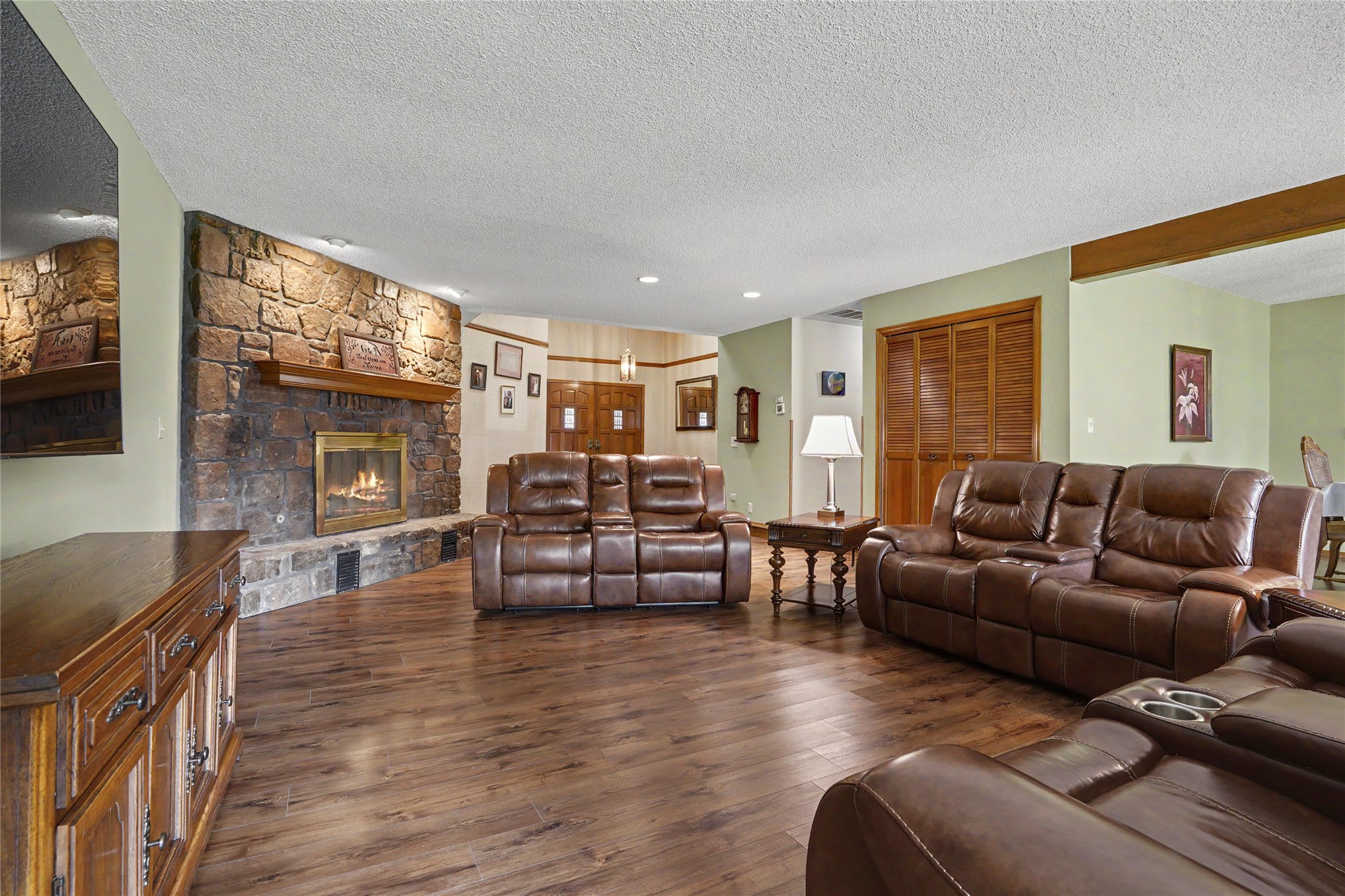 8401 Fairway Place Property Photo 7