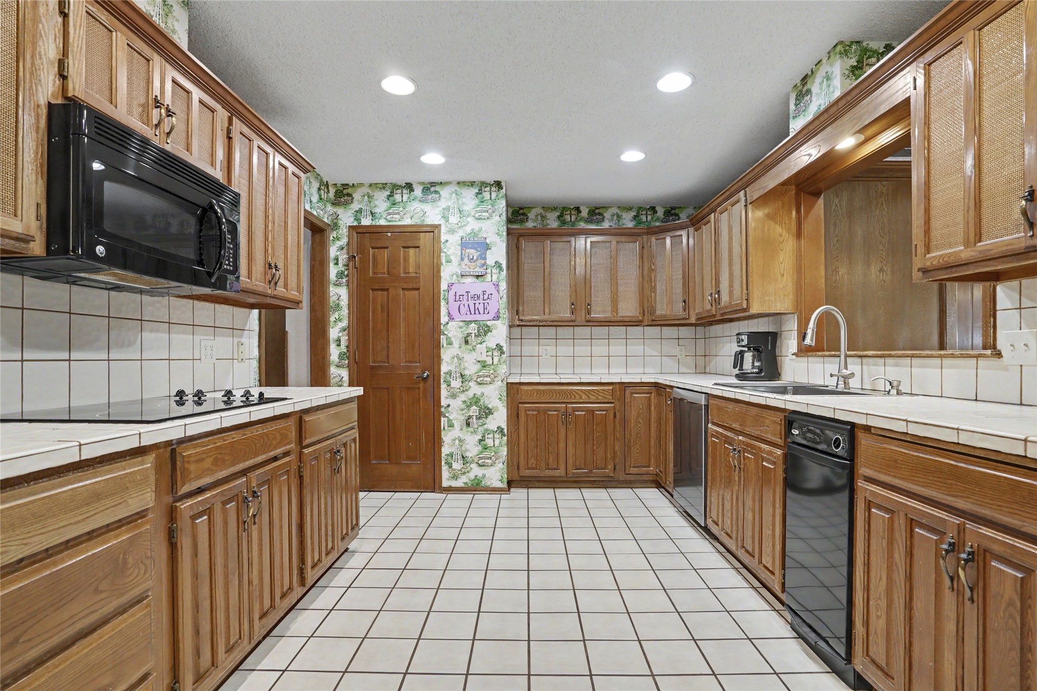 8401 Fairway Place Property Photo 11