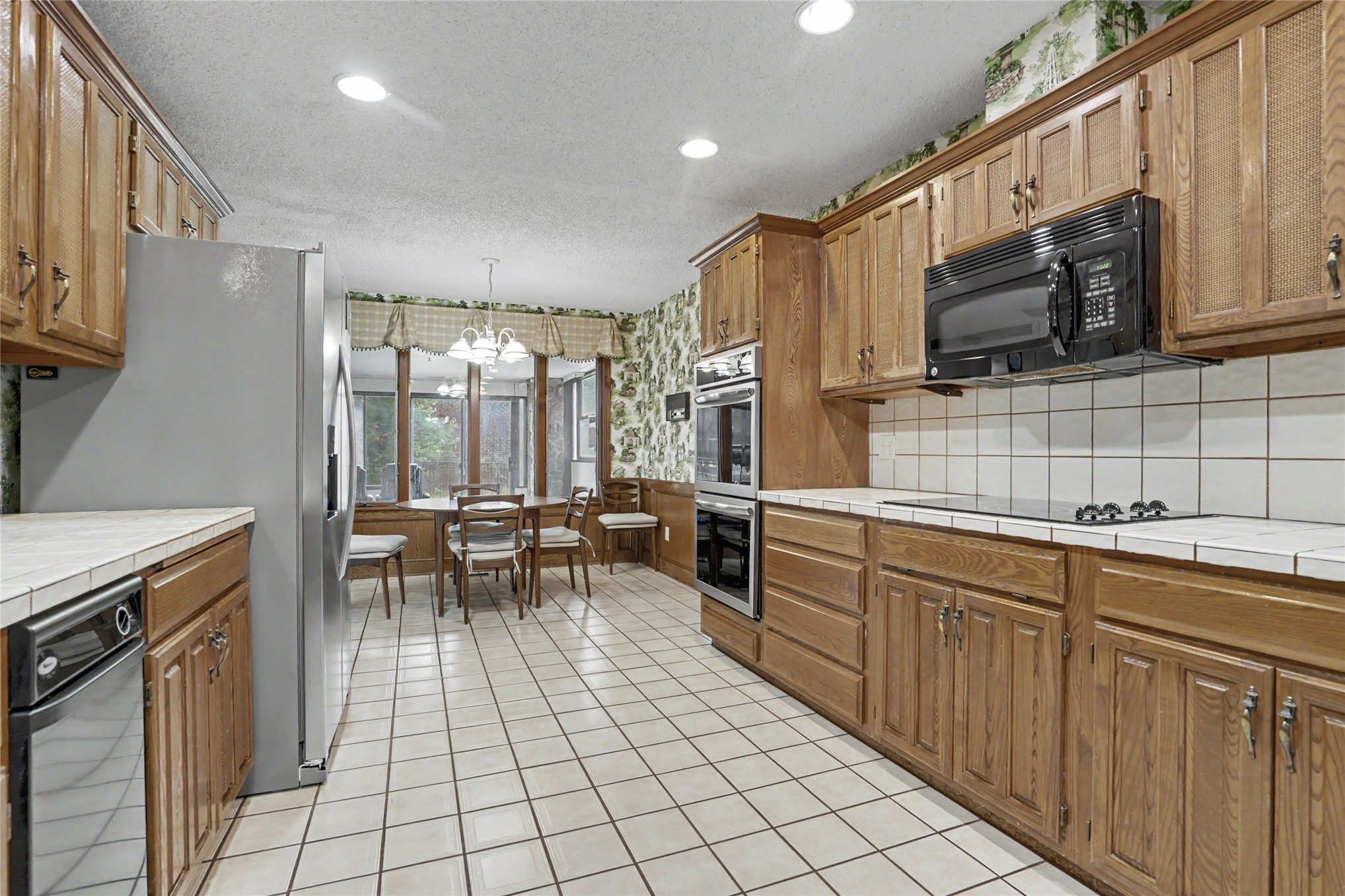 8401 Fairway Place Property Photo 12