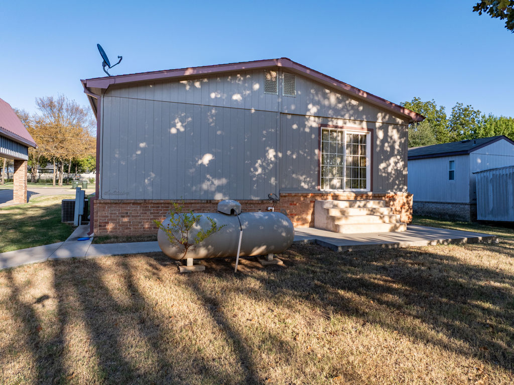 7593 Thomas Avenue N Property Photo 7