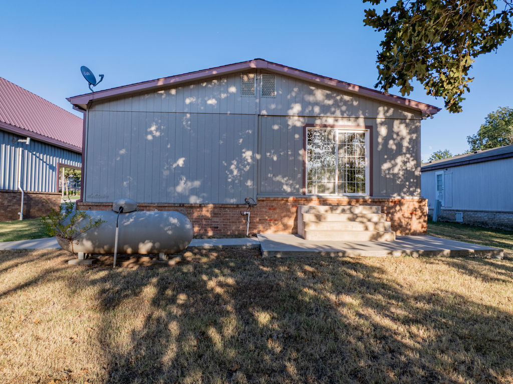 7593 Thomas Avenue N Property Photo 8