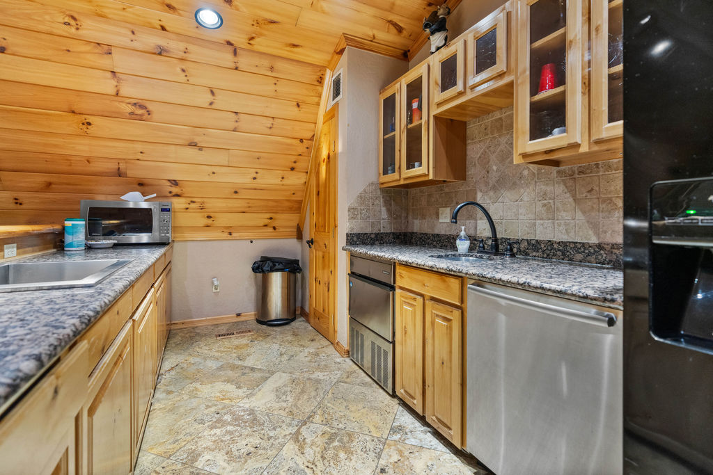 7593 Thomas Avenue N Property Photo 21